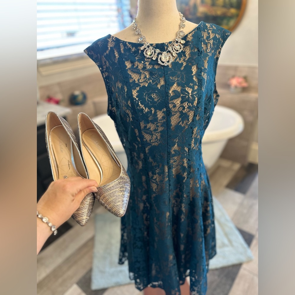 Like new Julian Taylor gorgeous Teal Color Fall with Ivory Undertone Lace - Picture 14 of 14
